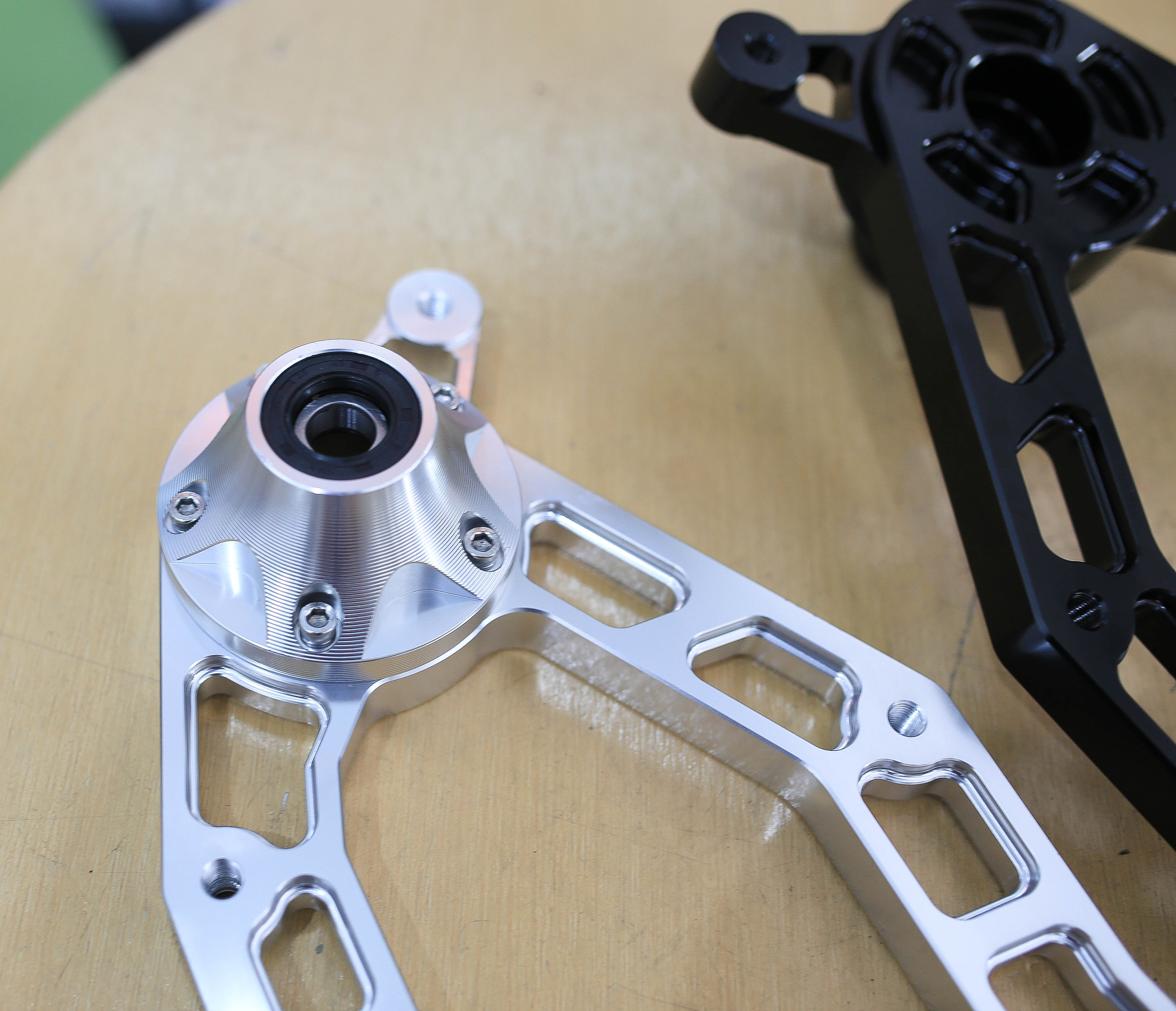 สวิงอาร์ม JS Giorno125 มีสีเงิน-ดำ ชุดละ3500