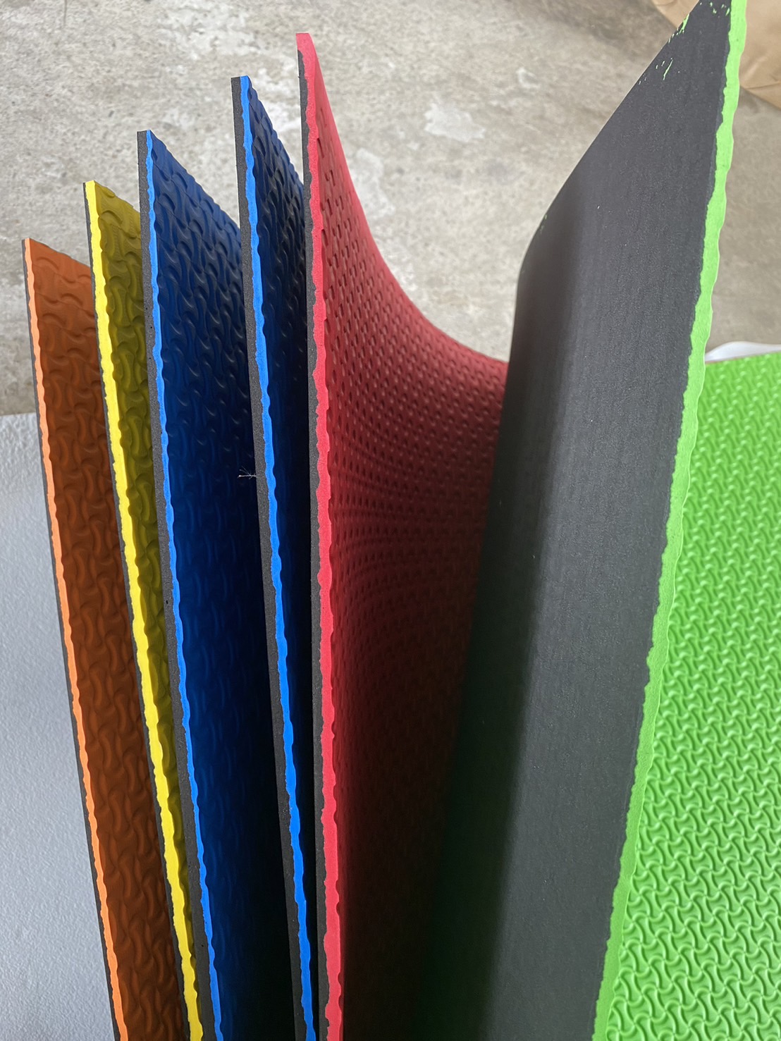 แผ่นยางEVA ลายกันลื่นหนา6 mm.กว้าง 130*240 cm.