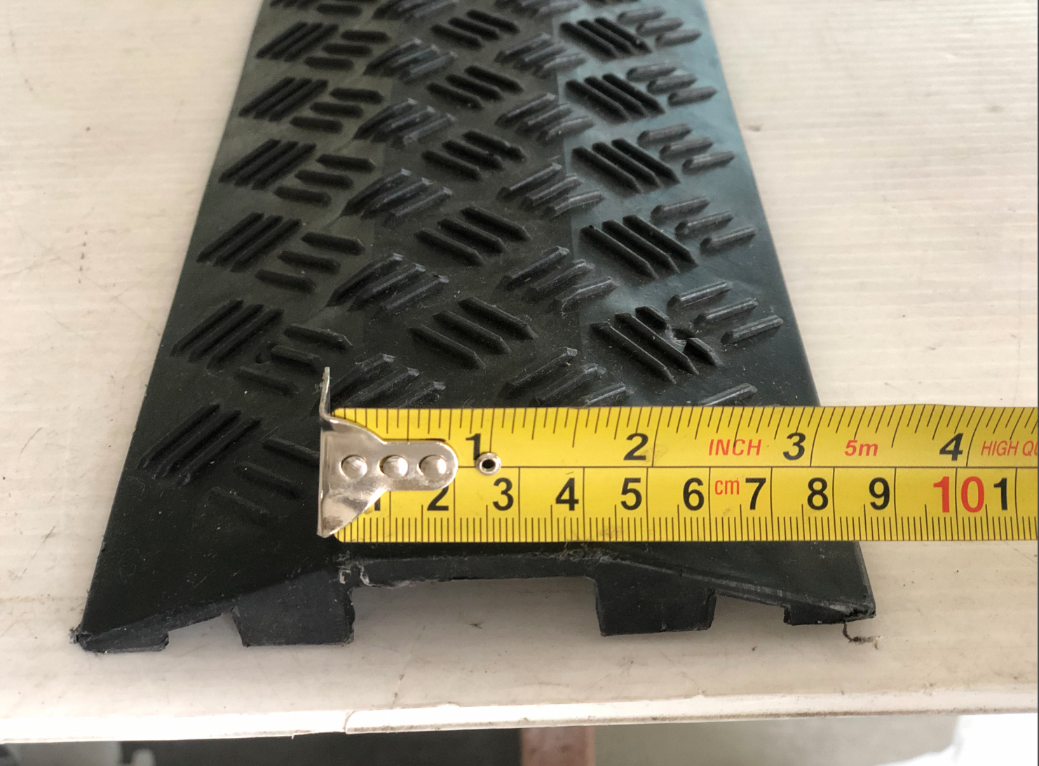 พลาสติกครอบสายไฟ รางครอบสายไฟ ป้องกันรถทับสาย สีดำ ขนาด 12x100x1.8 cm ขนาดช่องเหลี่ยม 4x1.2cm - Black Plastic Wire Cover 12x100x1.8 cm 0.6kg