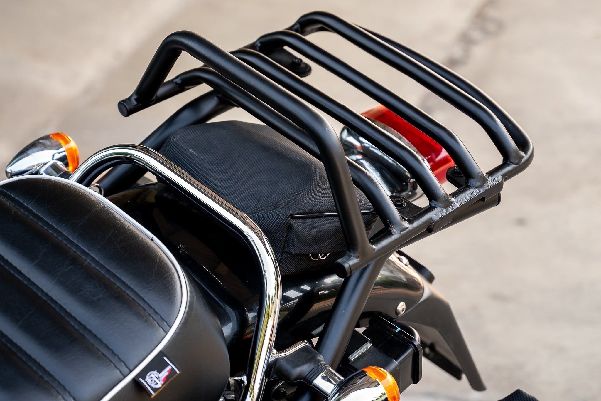 ของแต่ง Suzuki VanVan 200 MOTOZAAA VanVan200 / 125 1.ชิวหน้า V.1 2200฿ 2.ชิวหน้า V.2 2700฿ มีหน้ากาก 3.ชุดบังโคลนหน้า 2900฿ 4.แคชบาร์ 3990฿ ( มาพร้อมกันแคร้ง การ์ใต้ท้องเครื่อง ) 5. แร็คท้าย 3500฿ 6.แร็คกระเป๋าตัวใหญ่ 2100 ฿ 7.กระเป๋าข้างกันน้ำ 2690฿ 8.กั