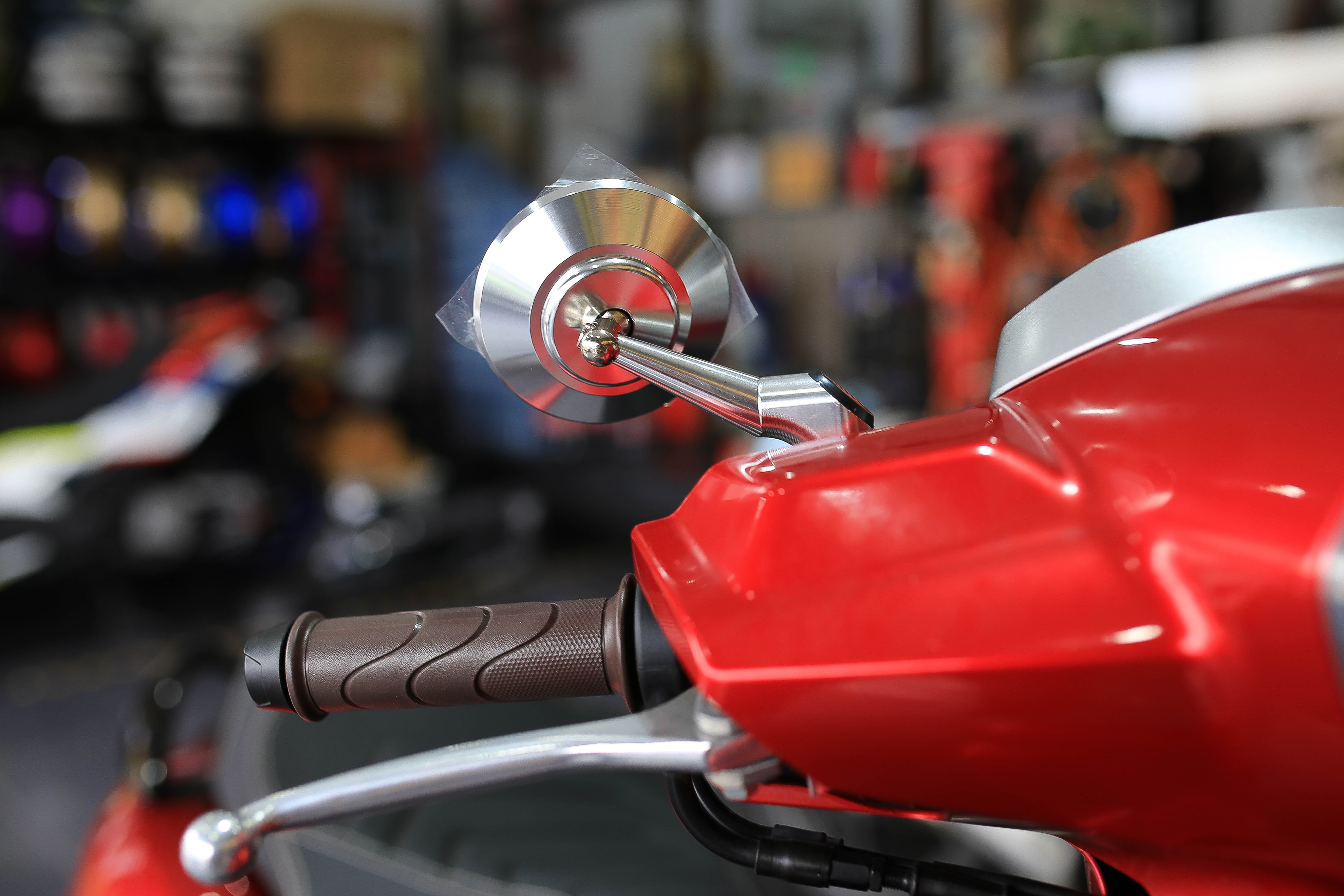 กระจกกลมขาสั้น เลนส์ตัดแสง มีสีดำ-สีเงิน ราคา750