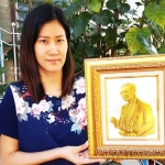 กรอบรูปในหลวงพิมพ์นูน 3 มิติเคลือบทอง ลายพระทรงงาน (ขนาดตั้งโต๊ะ)