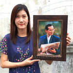 รูปในหลวงรัชกาลที่ 9 ทรงงาน กรอบไม้นำเข้า สุดคลาสสิค ใส่กระจกตัดแสงแบบดีที่สุด