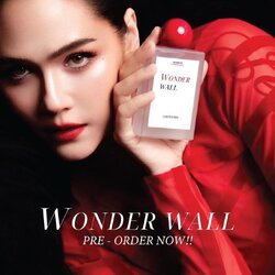 น้ำหอมแม่ชม สีแดง กลิ่น 𝑾𝒐𝒏𝒅𝒆𝒓 𝑾𝒂𝒍𝒍 CONTENTED BY CHOMPOO ARAYA พร้อมของแถม 4 ชิ้น