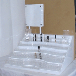 แสตนอะครีลิควางเครื่องสำอาง แบบขั้นบันได ขนาดใหญ่