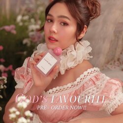 น้ำหอมแม่ชม สีชมพู กลิ่น 𝑮𝒐𝒅’𝒔 𝑭𝒂𝒗𝒐𝒖𝒓𝒊𝒕𝒆 CONTENTED BY CHOMPOO ARAYA พร้อมของแถม 4 ชิ้น