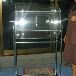 กล่องจับรางวัลทรง 6 เหลี่ยมชุดขาตั้งแสตนเลส ขนาด 60 Cm. หมุนได้รอบ แบบตั้งพื้น ใส่สลากได้หลายพันใบ