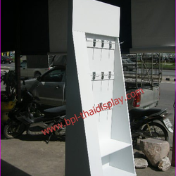 Stand ไม้พลาสวู๊ดสีขาวตั้งพื้น สำหรับโชว์สินค้าสามารถแขวนสินค้าได้หลายชิ้น