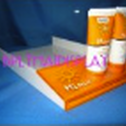 ถาดวางสินค้าครีมกันแดด ใช้วัสดุพลาสติกอะครีลิคทั้งตัวพร้อมงานสกรีน