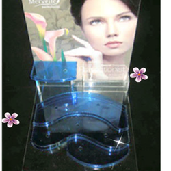 ชั้นวางสินค้าเครื่องสำอาง เป็นงานอะครีลิคสีใส ทั้งตัว