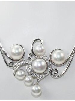 สร้อยคอไข่มุกแท้ร้อยกับจี้ ดีไซเก๋