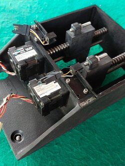 อุปกรณ์เครื่องจักร มีบอลสกรู 2 เส้น มอเตอร์ 2 ตัว โครงอลูมิเนียม