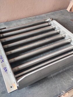 อุปกรณ์ใช้งานในโรงงาน เป็นลูกกลิ้ง ช่วยลำเลียงสิ่งของ วัสดุสแตนเลสทั้งชิ้น ขนาด 46x50 ซม. ลูกกลิ้งโต 27 ม.ม. สแตนเลสหนามาก น.น.รวม 17.8 ก.ก.