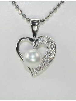 สร้อยและจี้ไข่มุก ตัวเรือนรูปหัวใจ