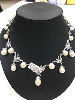 สร้อยคอไข่มุกแท้ แบบขึ้นตัวเรือน ประดับด้วยเพชรสวิท