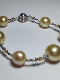 สร้อยข้อมือไข่มุก south sea 9-10 มิล และ 11-12 มิล สีทอง ร้อยสลับกับเม็ดทองขาว 18k