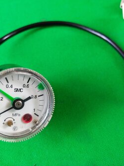 เพรสเชอร์เกจมีสวิตซ์ควบคุมSMC รับแรงดัน 0.1-0.8 MPa ตั้งให้ลมตัดที่กี่บาร์ก็ได้