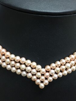 สร้อยคอไข่มุกแท้ ขนาด 5-6 มิล กลม สีส้มโอรส ร้อยดีไซน์แบบสาน 3 ชั้น