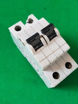 เซอร์กิตเบรกเกอร์ มีขอบบิ่นตามภาพ