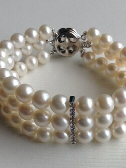 สร้อยข้อมือไข่มุกแท้ สีขาว แบบ 3 ชั้น 5-6 มิล คั่นด้วยข้อเพชรตรงกลาง