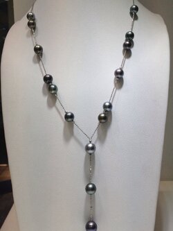 ไข่มุก south sea ขนาด 9-10.9มิล กลม สีดำร้อยสลับกับเม็ดทองขาว