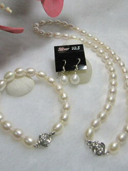 ชุดไข่มุกแท้ สร้อยคอ และ สร้อยข้อมือเม็ดรี 8x9 มิล