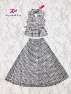 SPT Set เซ็ทเสื้อเบเซอร์แขนกุดกับกระโปรงยาวสุดหรู