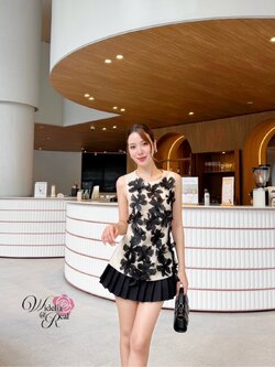 Korea Set เสื้อแขนกุดกับกระโปรงสั้นจีบรอบ ตัวเสื้อเย็บดอกไม้ป๊อบอัพ