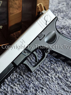 ปืนอัดลมเหล็ก Glock 18 ขนาดเล็ก สีทูโทน ชักยิงทีล่ะนัด ลำกล้องยาว 6 นิ้ว หนัก 307 กรัม ใช้ลูกกระสุนพลาสติก 6 มิล