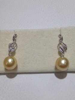 ต่างหูไข่มุก south sea 9-10 มิล สีทอง ตัวเรือน 18k เพชรแท้ น้ำ 97 เกรด AAA