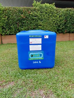 ถังน้ำ ขนาด300ลิตร สีน้ำเงิน-ทรงเหลี่ยม มีรูสำหรับต่อเข้ากับก๊อก. ต่อกับปั้มได้ มีสเกลบอกระดับน้ำ กทม.ราคาใบละ 2190 ส่งต่างจังหวัด ราคาใบละ 2470