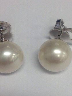 ต่างหูไข่มุกน้ำจืด 12-13มิล กลม สีขาว เกือบกลม เงามาก เกรด AA-AAA ตัวเรือนเงินชุบทองคำขาว