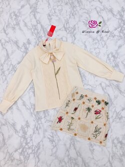 Set เซ็ทเสื้อกับกระโปรงแสนสวย