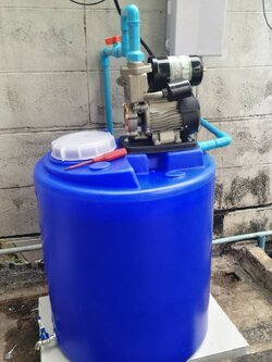 ถังน้ำ ขนาด100ลิตร สีน้ำเงิน มีรูสำหรับต่อเข้ากับก้อก. ต่อกับปั้มได้ มีสเกลบอกระดับน้ำ กทม.ราคาใบละ 890 ส่งต่างจังหวัด ราคาใบละ 1190