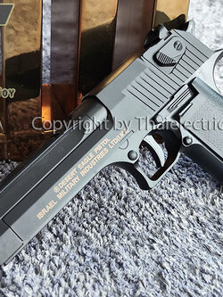 ปืนอัดลมพลาสติก Desert Eagle ชักยิงทีล่ะนัด นกสับได้ ลำกล้องยาว 7.5 นิ้ว หนัก 407 กรัม ใช้ลูกกระสุนพลาสติก 6 มิล (เป็นโลหะเฉพาะสไลน์ท่อนหลังเท่านั้น)