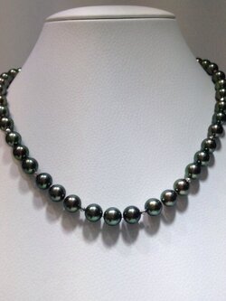 สร้อยคอไข่มุก south sea ขนาด 9-10.9มิล กลม สีดำ ร้อยสลับกับเม็ดทองขาวทุก 3 เม็ด