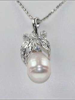 สร้อยและจี้ไข่มุก ตัวเรือนรูปใบไม้