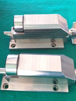 ลูกปืนลูกกลิ้ง ติดแท่นสแตนเลสตามภาพ ยี่ห้อ THK made in Japan