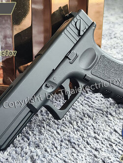 ปืนอัดลมพลาสติก Glock 18c ชักยิงทีล่ะนัด ลำกล้องยาว 7.5 นิ้ว หนัก 265 กรัม แขวนสไลน์ได้ ใช้ลูกกระสุนพลาสติก 6 มิล