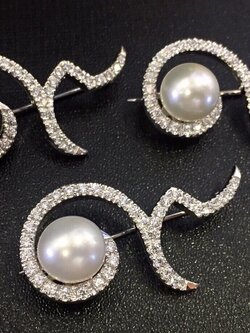 เข็มกลัดติดเสื้อ ไข่มุกแท้ แบบเลข 9