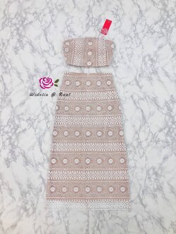 VT Set เซ็ตเกาะอกกับกระโปรงยาวสุดแซ่บ (ครีม)