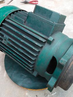 มอเตอร์ ขนาด 7.5 แรง ใช้ไฟสามเฟส 380V ความเร็วรอบ 2850 เดิมเป็นปั๊มน้ำแต่อะไหล่ไม่ครบ มอเตอร์ใช้งานได้ปกติ