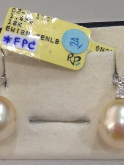 ต่างหูไข่มุก south sea 10-11 มิล ตัวเรือน 18k แบบล๊อค มุกสีทอง เพชรแท้ น้ำ 97 เกรด AAA