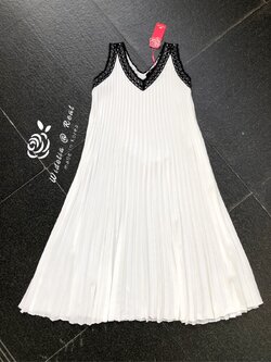 Laboutique Dress เดรสแขนกุดคอวีแสนสวย