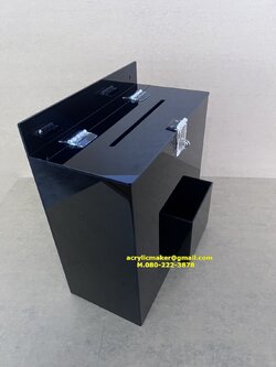 กล่องแสดงความคิดเห็นสีดำทึบ แบบคล้องแม่กุญแจ พร้อมที่ใส่เอกสารด้านหน้า ขนาด W 10*H 10*D 5 นิ้ว