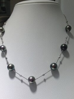 สร้อยคอไข่มุก south sea ขนาด 10.2-11.2 มิล กลม สีดำร้อยสลับกับเม็ดทองขาว