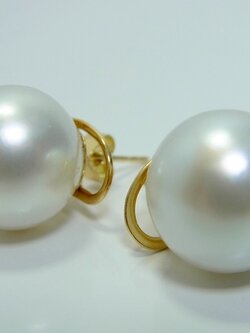 ต่างหูไข่มุกแท้ south sea ขนาด 13-14 มิล กลม สีขาวประกายบรอนเงิน แป้นและก้าน 18k AA++