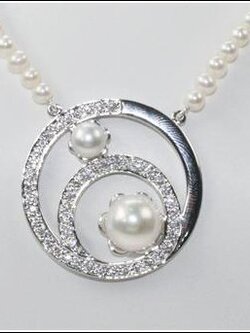 สร้อยคอไข่มุกแท้ร้อยกับจี้ ดีไซเก๋