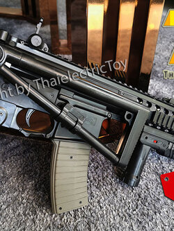 ปืนอัดลมพลาสติก P1977 ชักยิงทีล่ะนัด พับพานท้ายได้ หนัก 1.04 กก. ยาว 71 ซม. มีไฟฉาย