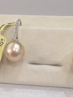 ต่างหูไข่มุก south sea 10-11 มิล ตัวเรือน 18k แบบล๊อค มุกสีทอง เพชรแท้ น้ำ 97 เกรด AAA